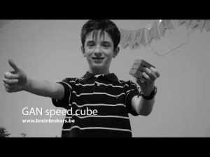 Stap-voor-stap demonstratie van hoe je een Rubik's Cube kunt oplossen door algoritmen toe te passen