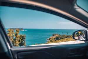 Een roadtrip als alternatief voor vliegen biedt meer vrijheid en flexibiliteit. Zelf bepaal je wanneer je vertrekt en je rout