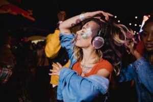 Home Silent disco set voor groepsactiviteiten - huren wordt steeds populairder als goedkoop alternatief