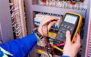 Home Professionele elektricien die elektrische werkzaamheden uitvoert - redenen om een elektricien te bellen voor uw huis