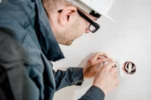 Home Professionele elektricien aan het werk met installaties - waarom je niet op de elektricien moet besparen