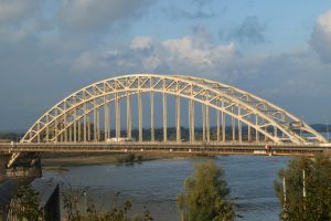 Home Nijmegen nu en in de toekomst met oude stadscentrum, Waalbrug en moderne ontwikkelingen voor toekomstige generaties