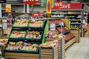 Interieur van de Natuurwinkel in Hoogeveen met biologische groenten, fruit en duurzame producten in het schap