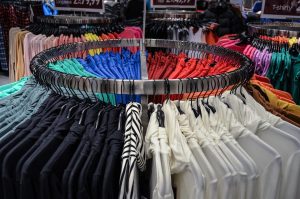 Home Rij van stijlvolle kledingwinkels in Geleen met etalages vol trendy kleding en fashion items