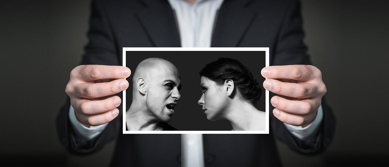 Twee personen in een gesprek over relatietherapie in Harderwijk, ondersteund door een professionele relatietherapeut