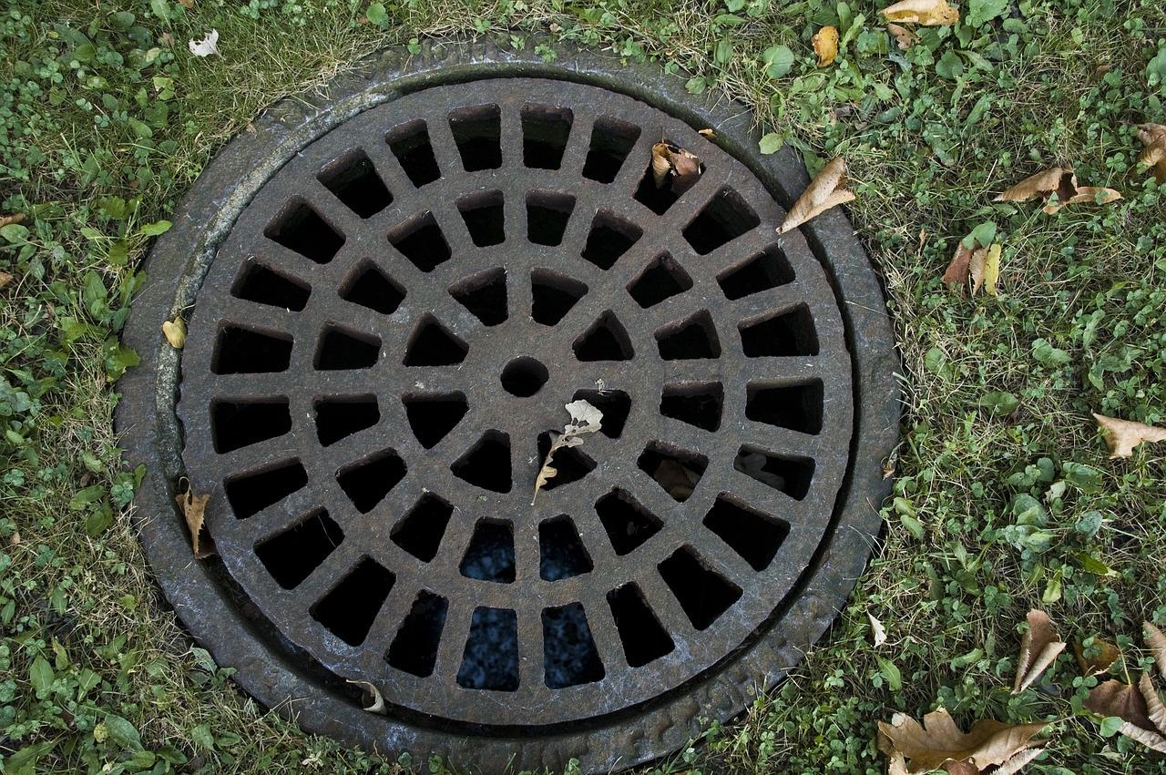 Illustratie van riool ontstoppen in Oldenzaal met tips voor het oplossen van verstopte afvoeren en leidingen