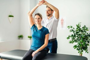 Home Chiropractie behandeling voor gezondheid en welzijn - chiropractor voert manuele techniek uit op patiënt