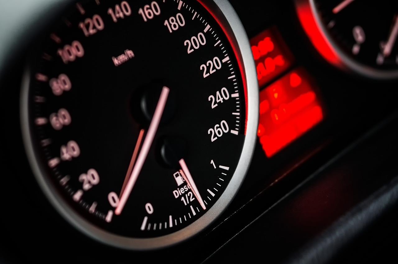 Home Een moderne autodealer in Kampen presenteert innovatieve voertuigen met geavanceerde technologie zoals adaptieve cruisecontro